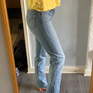 Levis jeans - Snygga och sköna levis jeans. Passar mig som är en strl 36 men kan även passa en 34 beroende på hur man vill ha dem. Ganska stretchiga.
