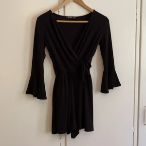 Svart klänning med knytning!  - Fint skick trots att den varit med mig länge! Känns lite kort på mig. Fina volangarmar och knytning i sidan. Fin passform av klänningen. 