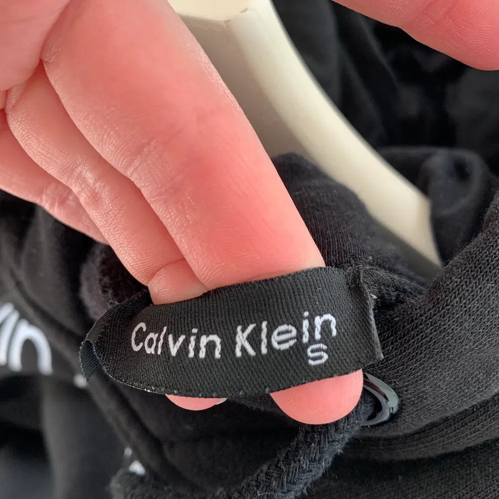En sparsamt använd hoodie från Calvin Klein. Köpt andra och där med säljer jag denna. Är i storlek S. Hoodies.