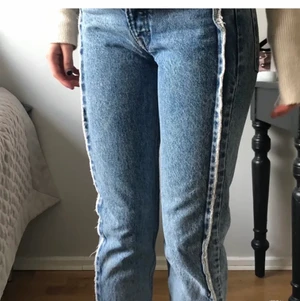 Jeans  - Jeans från pull and bear. Stl 34 har en detalj lång byxan