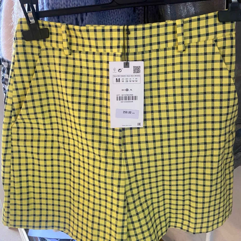 Kollar intresset på dessa supersöta shorts (utan volang) från Zara. Helt nya och oanvända. Dessa är slutsålda och mycket efterfrågna därav tar jag bud💕 . Shorts.
