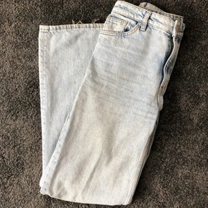Monki Jeans strl M - ett par vida jeans från Monki i strl 34/36! Säljer pga att de inte länge kommer till användning. Byxorna är i bra skick och köpta för 400 kr, men mitt pris är 200 kr! Köpare står för frakt!💞