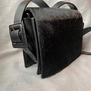 Superfin svart handväska i fejk-läder. Använd en gång, som ny! Avtagbart axelband med anpassningsbar längd. Köparen står för frakten ✨