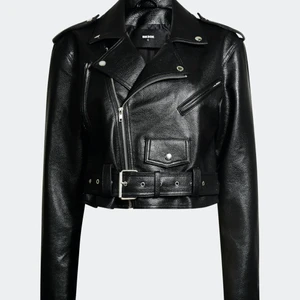 Croppad skinnjacka i läderimitation  - Skit snygg skinnjacka ifrån bikbok, storlek M. Sitter lite oversized på mig som vanligtvis är en XS💖 nyskick!                                                                       OBS LÅNADE BILDER!! 