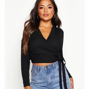 Tröja strl 36/38  - Svart fin tröja strl 36/38, oanvänd, fin till sommaren med ett par högmidjade blåa jeans. Säljer för att den inte passar mig, liten i storlek. 