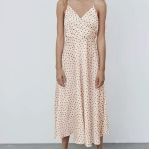 Zara klänning  - INTRESSEKOLL! På min super fina klänning från zara. Den är helt ny med prislapp fortfarande på, funderar på att sälja då den inte riktigt är min stil. Nypris 559kr, kom gärna med rimliga bud. 