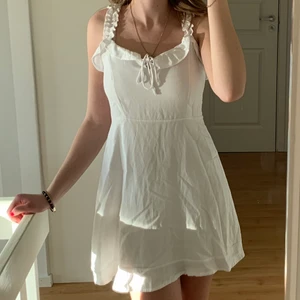 Sommarklänning - Så fin vit sommarklänning. Strl:S!                                  Köparen står för fraktkostnaden😊