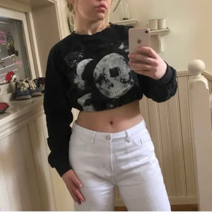 Snygg croptop - Tröja från Carlings som jag själv croppat och sytt in resår i midjan på - älskar den men den kommer bara aldrig till användning. Storlek L från början men midjan är mätt efter mig som oftast har S. Möts upp i norra Värmland eller postas 😚🤍