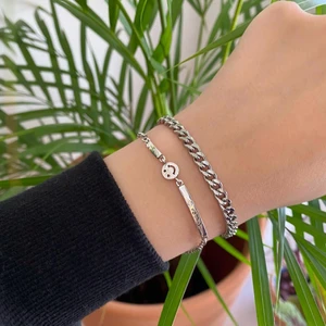 Armband  - Jättefin kombo av armband! Kedjearmbandet (69kr) är i rostfritt stål, smiley armbandet (99kr) är i 925 sterling silver 🤍
