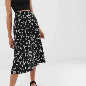 Kjol från monki - Jättefin midikjol från Monki som är slutsåld. Går knappar ner längs mitten av kjolen