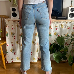Levi’s jeans ribcage straight - Levi’s jeans i modellen ribcage med hög midja och snygg gylf med knappar. Nypris 1200 kr. Något korta på mig som är 176 cm. Längd på byxorna är 95,6 cm från midjan ner till anklarna och 68,5 cm från skrevet ner till anklarna. Storlek 25W 27L. Frakt tillkommer! 