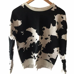 Cow print tröja - Skit cool ko print tröja från ginatricot. Super trendig! Kom privat för mer info eller intresse 🤍