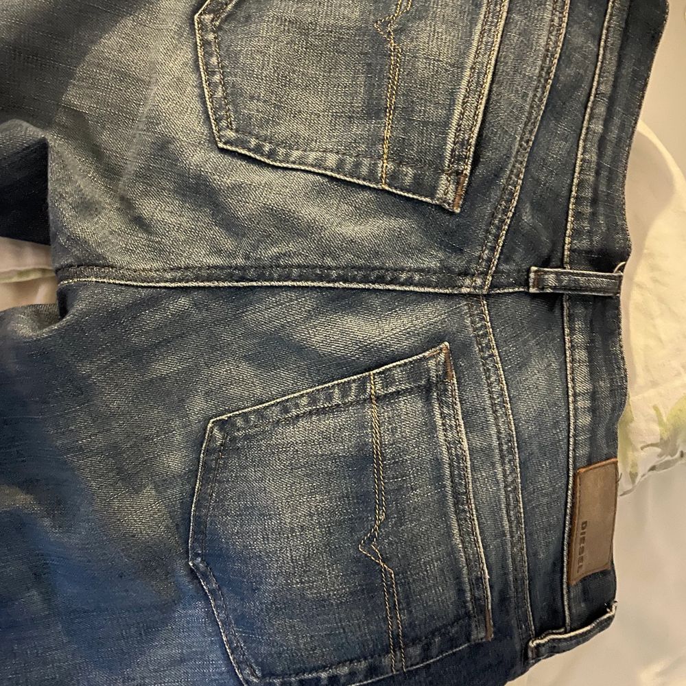 Har kommit fram till att jag tyvärr måste sälja mina skitsnygga dieseljeans då de är för små för mig:( köpte dessa i USA för ca 3 år sen. Har för mig att de kostade ca 1500kr och dessa är i princip oanvända då de aldrig riktigt passade. De står att det är storlek 26/30 men de är långa på mig som är 170cm! Tror dessa passar någon med 34 möjligtsvis 36 i jeans💕💕💕💕 bud från 400kr, köp direkt för 800 ink frakt❤️. Jeans & Byxor.