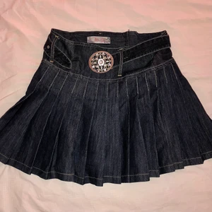 Tenniskjol i jeanstyg - Superfin tenniskjol i jeanstyg! Står ej storlek men skulle säga att den är 36-40 då skärpet är justerbart💟 aldrig använd och i nyskick men köpt second hand! :) 