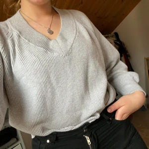Carin wester stickad tröja  - En ljusgrå stickad tröja från CARIN WESTER