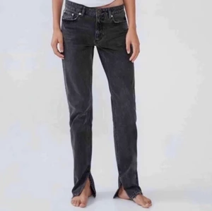 Zara jeans med slits  - Säljer dessa jättepopulära zarajeans med slits då de blivit för små för mig tyvärr. Köpta för nåt år sedan så just denna modell finns inte att köpa längre. Ganska bra skick men lite slitna i hälen/vid foten (se bild 2). Storlek 34☺️ köparen står för frakt📦💓