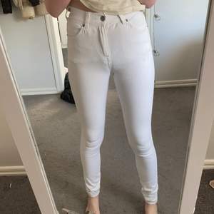 jättefina vita jeans från dr. Denim, knappt använda. NYPRIS: 399
