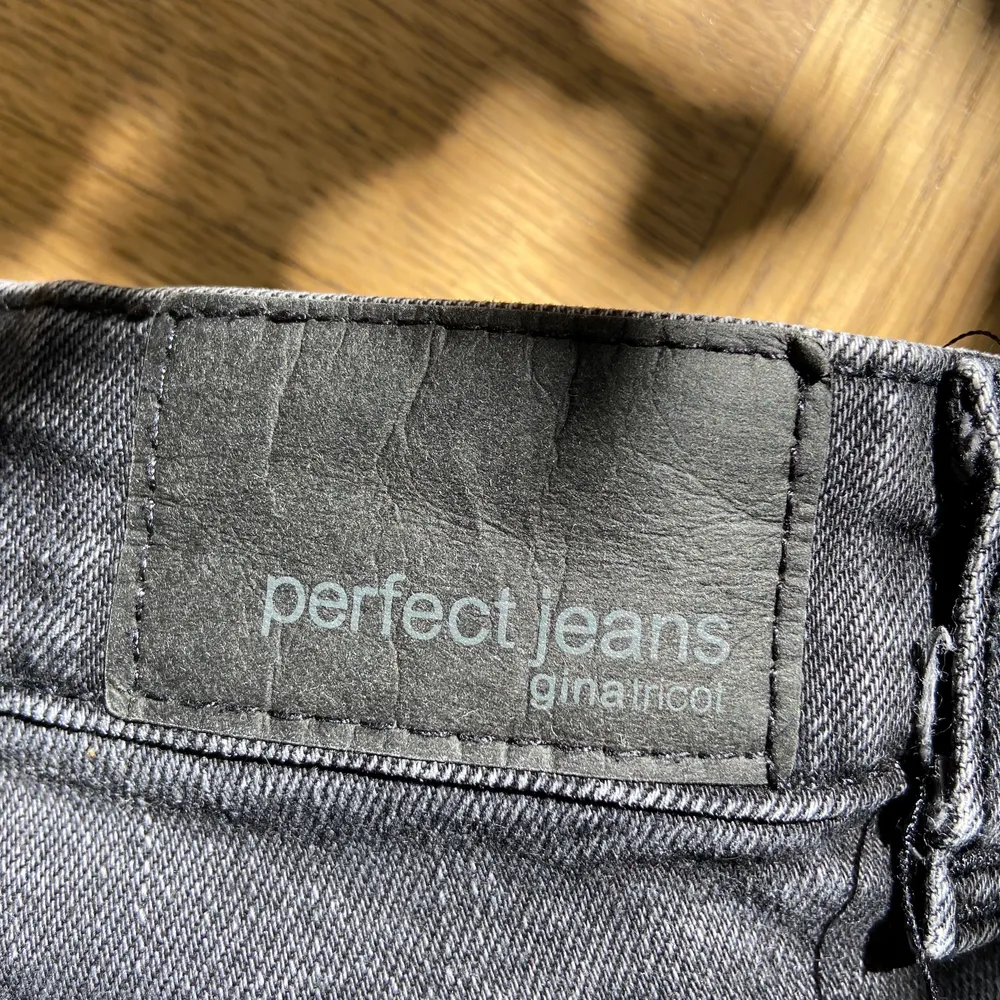 Jeans från Ginatricot. Säljer då de har blivit för kort för mig tyvärr. I använt men bra skick. Köparen står för frakten. I storlek 36🤍. Jeans & Byxor.