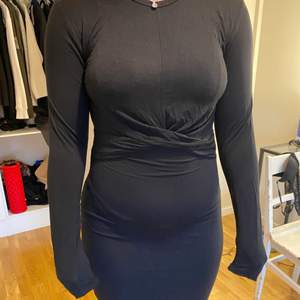 Jättefin svart klänning från HM, endast testad så i jättefint skick. Köparen står för frakten💕