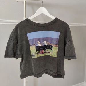 Zara topp - Grå stentvättad t-shirt med tryck från Zara. Aningen croppad. Använd 1-2 gånger. Passar även M.