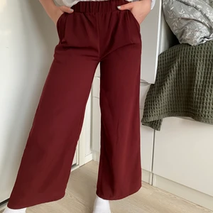 Vinröda vida byxor  - Vinröda byxor i polyester från Lager 157 i storlek S. Använd endast 1 gång