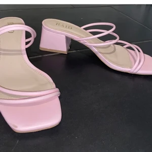 Rosa klackar - Säljer då de inte satt så bra på mig🌷 Normala i storleken