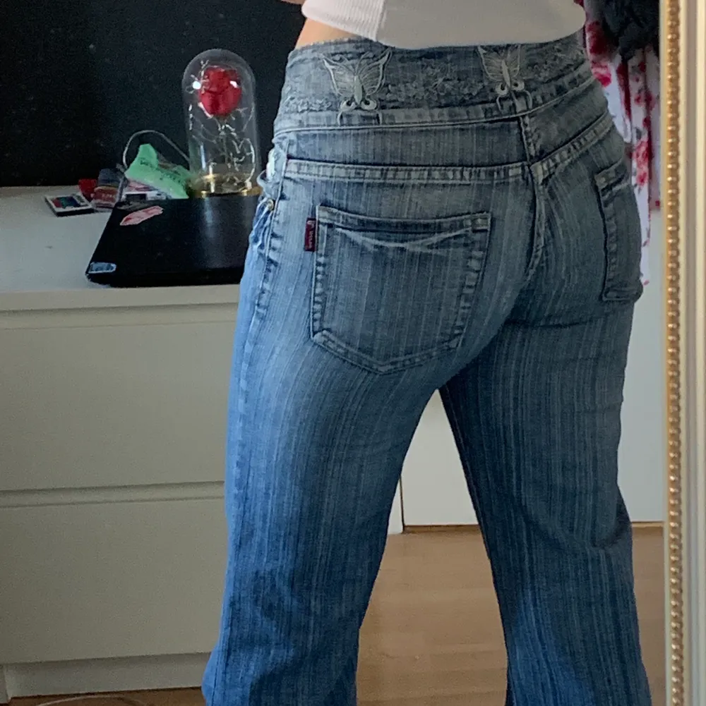 - Säljer dessa sjukt coola bootcut jeans i Y2K stilen. Det är mammas gamla jeans från 2000-talet men jag har aldrig användt dem. Det är fjärilar på både fram och baksida.🦋 Om det är flera som vill köpa den så startar jag ett bud. . Jeans & Byxor.