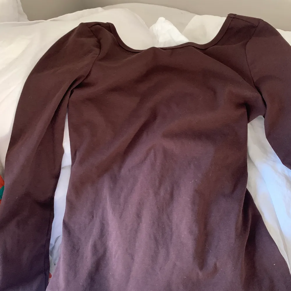 Snygg brun tröja som sitter tajt på s-m🦋 köpt här på plick men används ej💐. T-shirts.