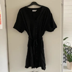 Weekday- klänning strl S  - Svart skjortklänning från Weekday. Bra skick. Köparen står för frakten. 🌵🌙