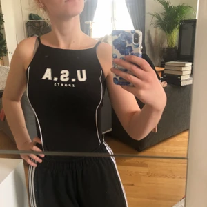 Snygg bodysuit - Snygg bodysuit som sitter bra. Endast använd 1 gång. Köpt på HM och sälja billigt🙂