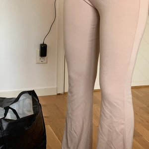 Utsvängda byxor  - Utsvängda byxor från Gina i beige 