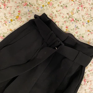 Kostymbyxor fr mango med skärp - Strl s