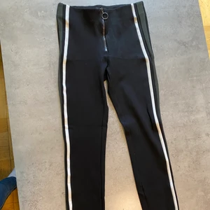 Leggings från Zara i storlek S - Leggings med silvrig dragkedja fram och med vita och militärgröna stripes på sidan, knappt använda.  Köparen står för frakt 📦