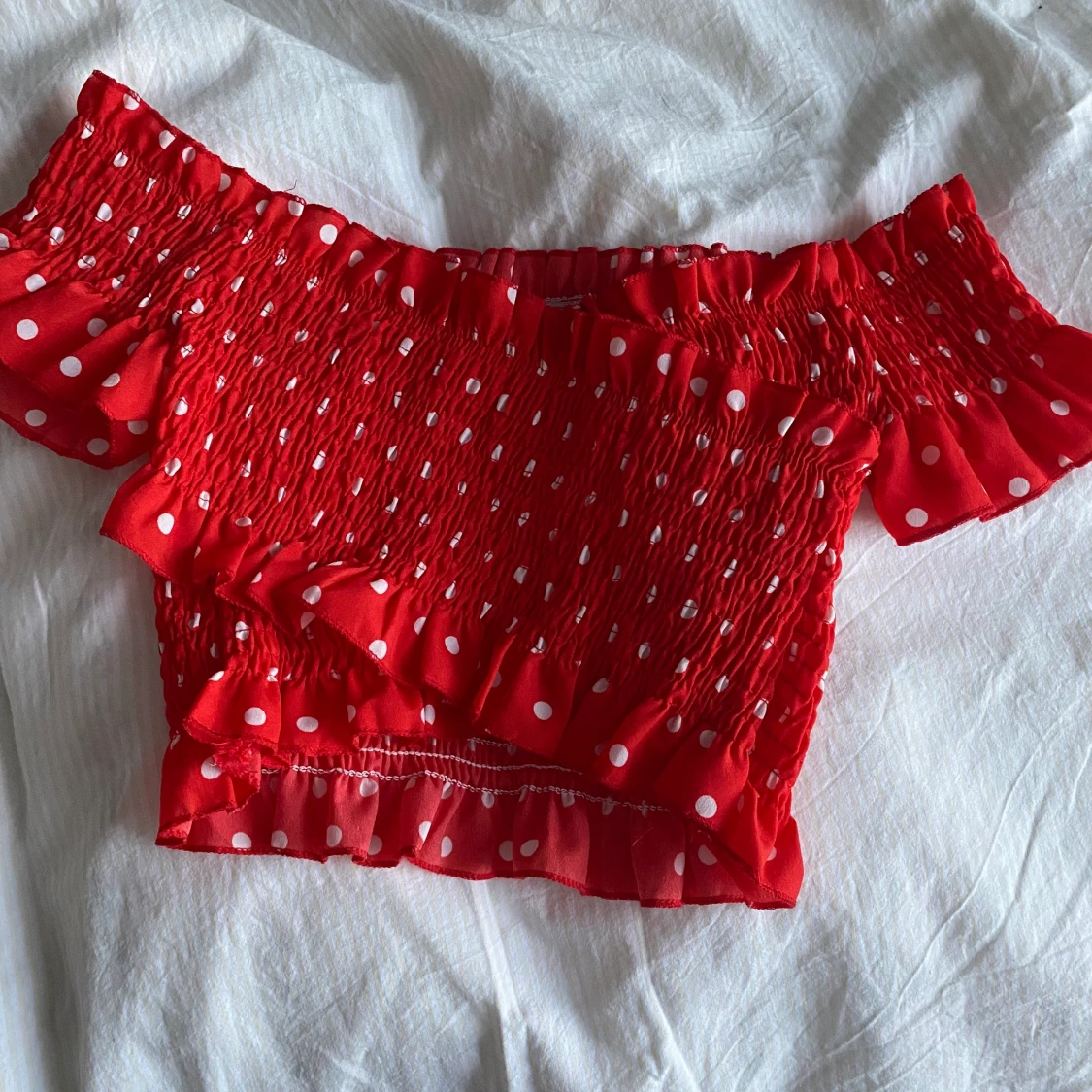 Röd prickig topp - 90