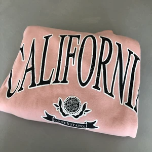 College tröja - Säljer denna tröja för att den inte kommer till någon användning 