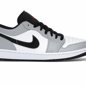 Jordan 1 low light smoke grey - Har dom inne i stl 36-46 hör av dig om du är intresserad🥰