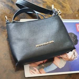 Michael Kors axel väska  - I mycket bra skick och passar till allt. Finns fler bilder. Köpte for 799 och säljer den för 350