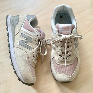 New Balance 574 - Har tyvärr tvingats inse att mina älskade New Balance 574 sneakers i beige/rosa är för små :’-( Perfekta vårskorna! Köpta för två år sedan för ca 1000 kr och färgen är nu slutsåld online🌷 Väldigt sparsamt använda! Finns en liten fläck på yttersidan av vänster sko som syns på sista bilden. Säljer för 550 kr inkl frakt🌷