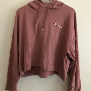 Champion hoodie - Rosa champion-hoodie i strl xs/s, men funkar för m. Lätt i tyget och vid i armarna. Fint skick! 