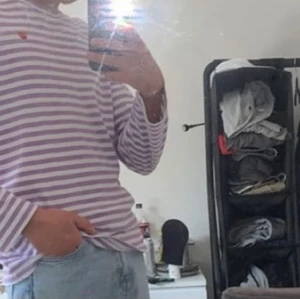 Cdg long sleeve  - Säljer nu denna tröja eftersom den inte passar mig längre!                                                                                Cond: 8/10                                                                      Storlek: xl men sitter som M 