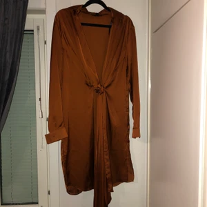 Koppar färgad klänning!  - Super sexig silkes klänning från Missguided i strl 36.