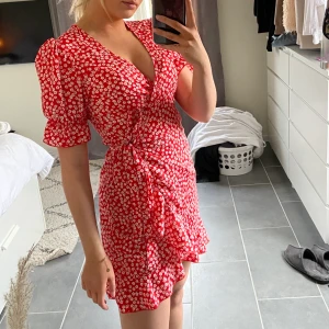 Sommarklänning  - Säljer denna perfekta sommarklänningen, är 167 och de sitter perfekt, som ny!💕