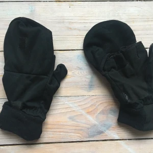 Hestra Windstopper handske, storlek 10 - Fina handskar inköpta på Naturkompaniet, knappt använda och i fint skick. Storlek 10.