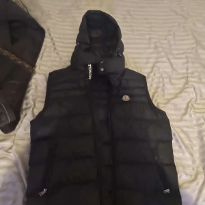 Moncler Jacka - Märke: Moncler Storlek: L Skick: Nyskick  Pris kan diskuteras privat!
