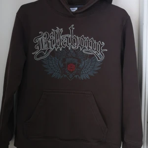 Brun Billabong hoodie med luva.  - Snygg brun Billabong hoodie i begagnat skick. 🤎Hittar ingen storlekslapp men jag skulle uppskatta den till en storlek small alternativt en medium. Hoodien är något nopprig inuti och saknar snörena som ska vara till. Bud från 150 kr. Budstopp fredag 5/3 klockan 20:00.  Jag tar Swish 🌸