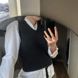 Väst - En super snygg väst i en grå fräg!💞🤠 som jag säljer för 50kr+frakt. Skulle mer säga att den är i xs, då jag köpte den för att ha som en snygg topp🤩💞🕺🏽👩🏼‍🎤
