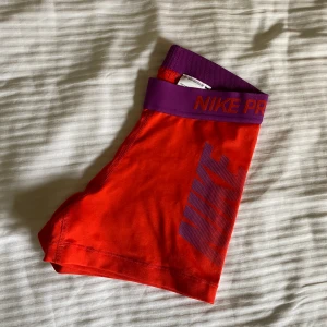 Träningskorts från Nike - Träningsshirts från Nike. Inte kommit till mycket andvänding, nyskick!