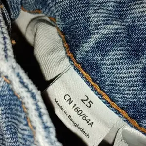 Ett par monki jeans som är använda men ett väldigt gott skick i storlek 25 och det är som xs/s i storleken😊 tyvär har dom blivit korta på mig och är 165 men hoppas att någon annan får användning för dom❤️ köpte dom för 500 kr! 