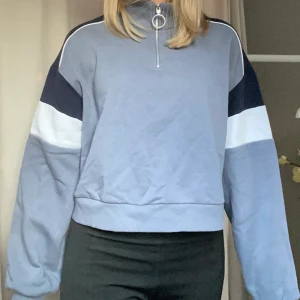 Hm divided tjocktröja storlek L - Jättefin blå tjockare tröja från hm! Storlek large men är inte särskilt stor i storleken! Sparsamt använd 🌸