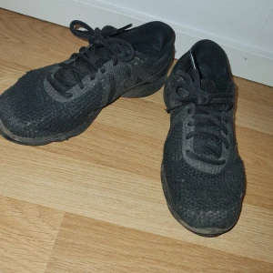 Nike skor - Väl använda, lite slitna därmed priset. 